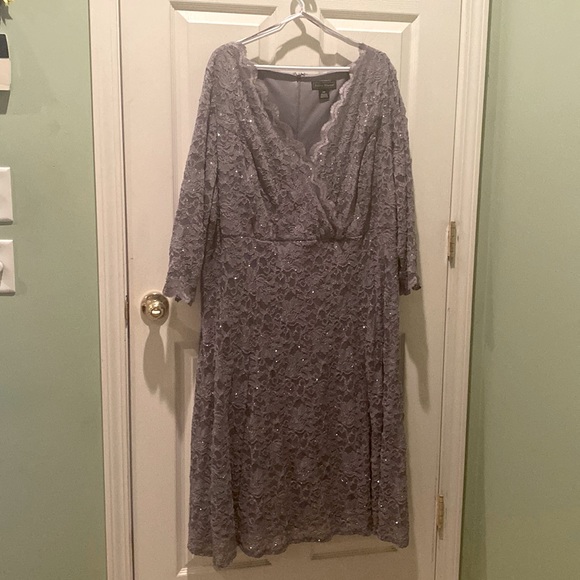 Jessica Howard formal wear, size 24 w, has a shimmer/sparkle in the fabric - Picture 1 of 6